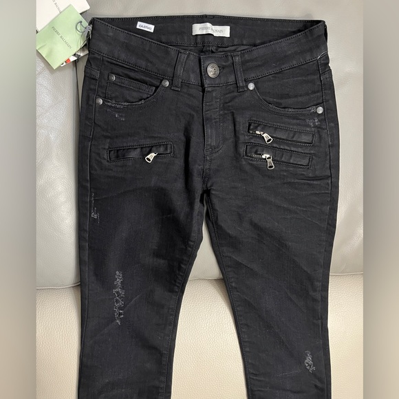 NWT - Pierre Balmain Women’s Distressed Skinny Jeans - Made in Italy - Size 26 - Picture 4 of 10